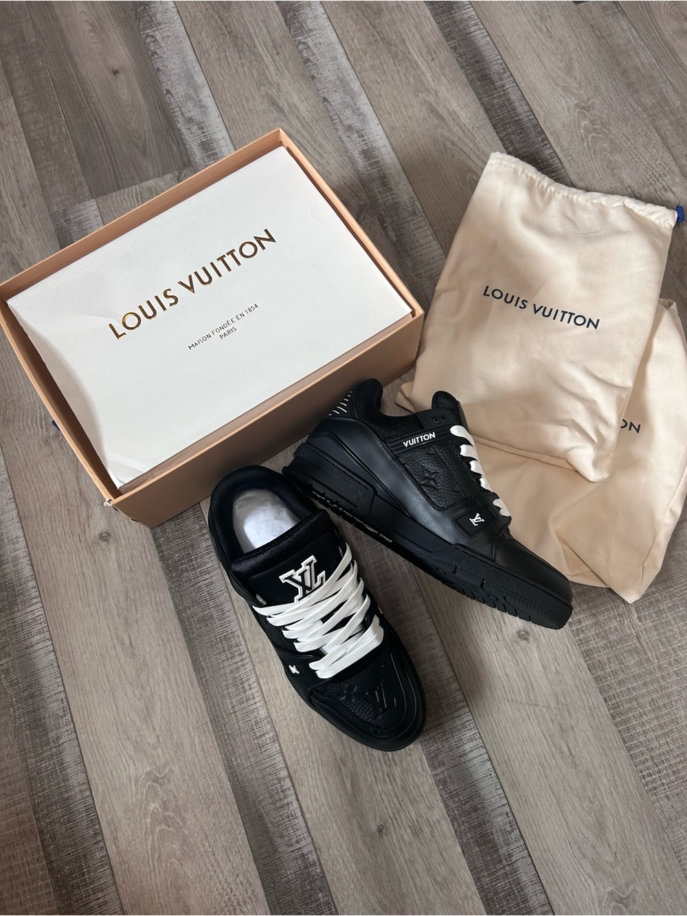 Louis Vuitton Black & White Men’s Low-Top Leather Sneaker - Picture 4 of 4